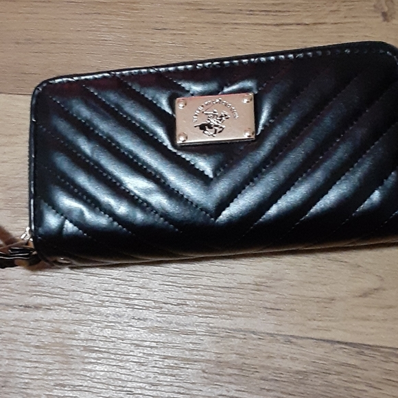 Cluch - Picture 1 of 2